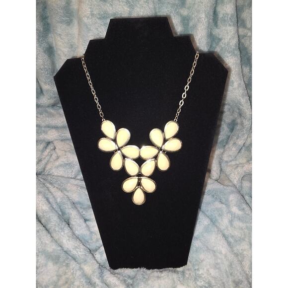 Leaf Collar Necklace Cream Off White Faux Gems with Gold Tone Accent - Picture 1 of 3